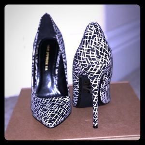 6.5 Black and White Pumps